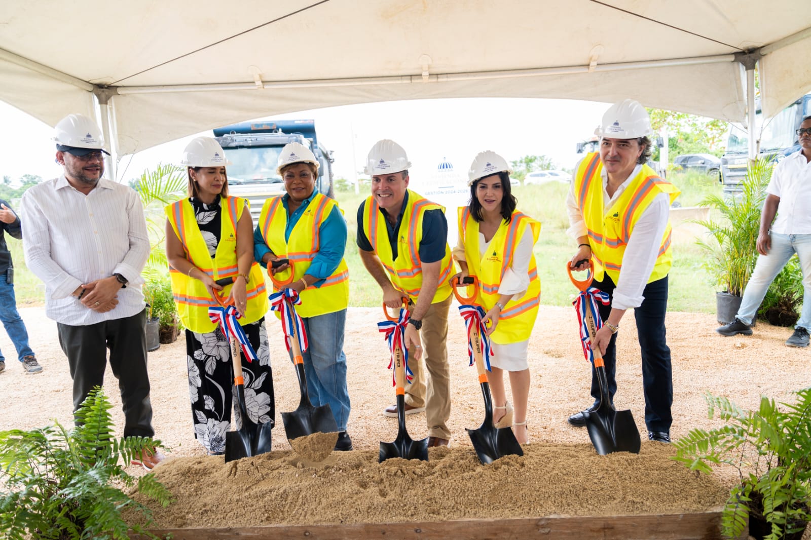 Ministro Jean Luis Rodríguez da primer palazo para la construcción del Residencial Las Acacias III en Santo Domingo Este